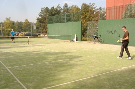 tenisový kurt s umělou trávou s půjčením tenisové sítě zdarma